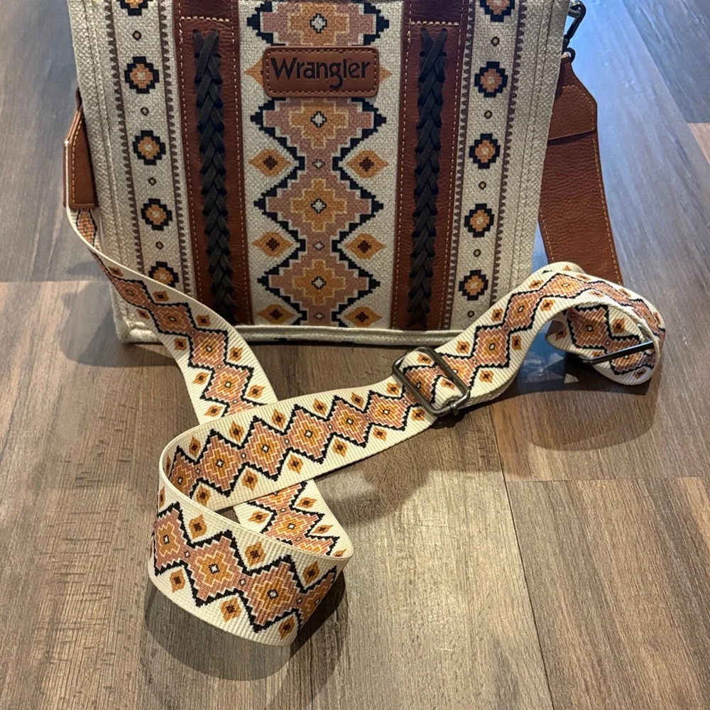 Wrangler | Tan and‎ Cream Geometric Western Bag